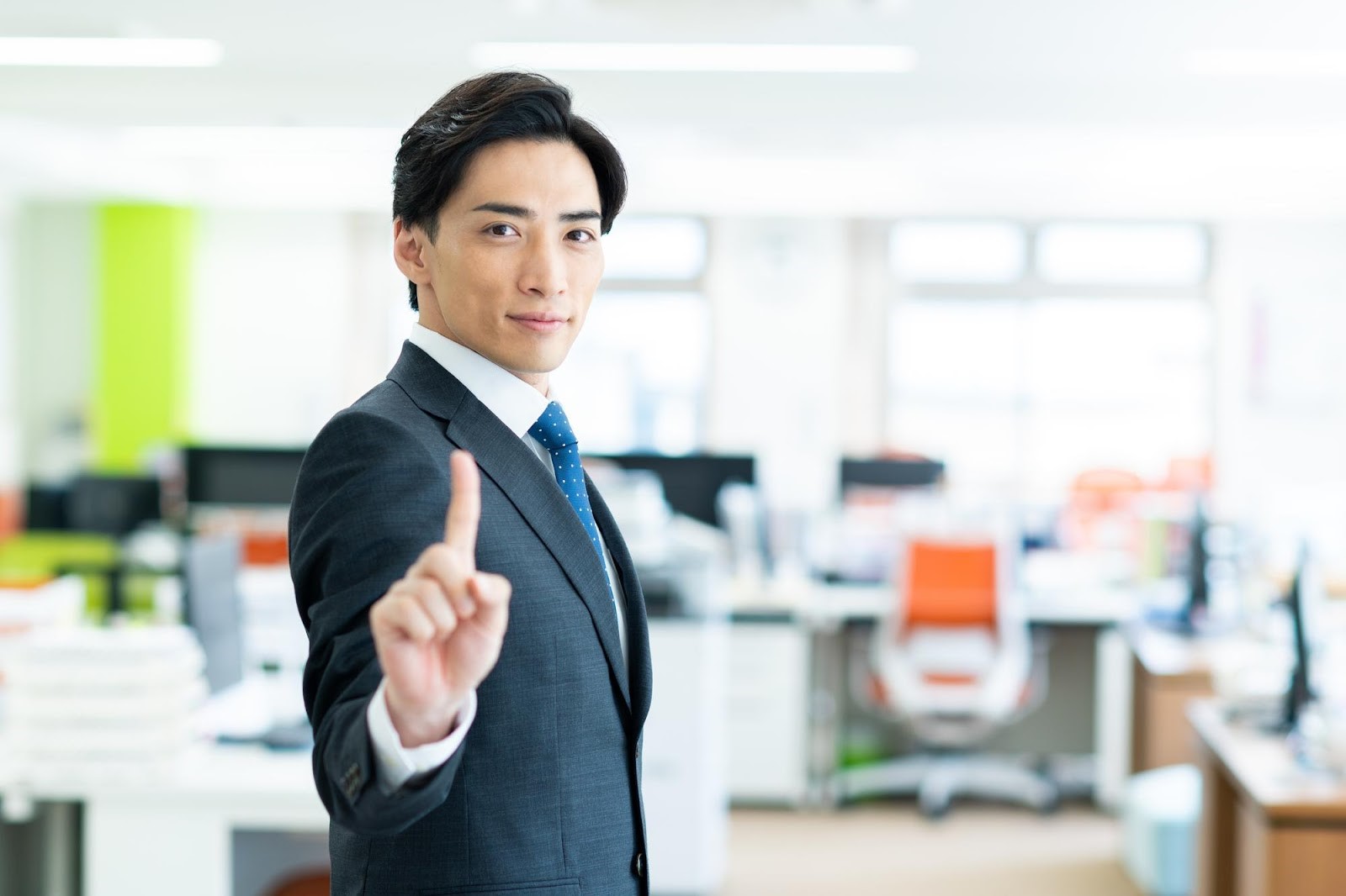 指を指す男性