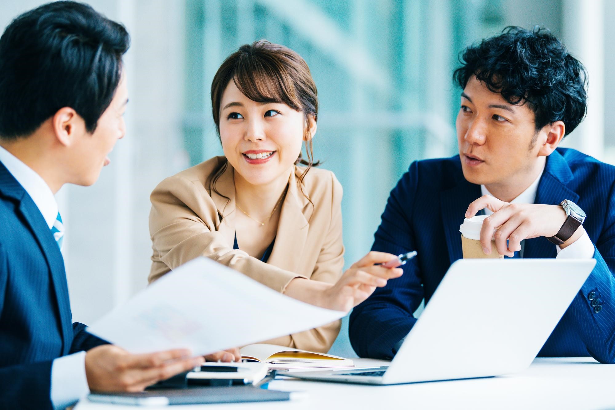 資料を見ながら話をする男女