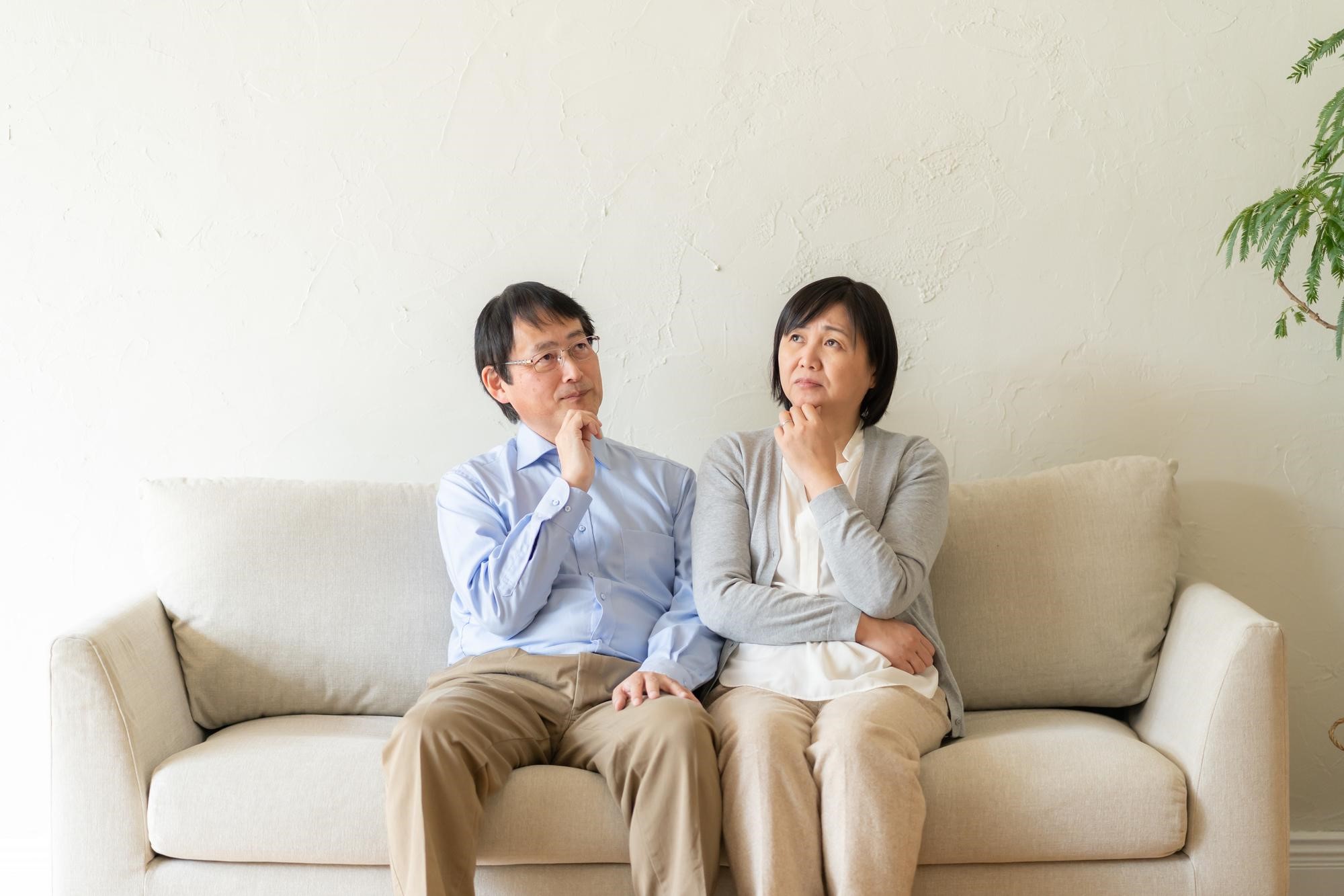 悩む男性と女性