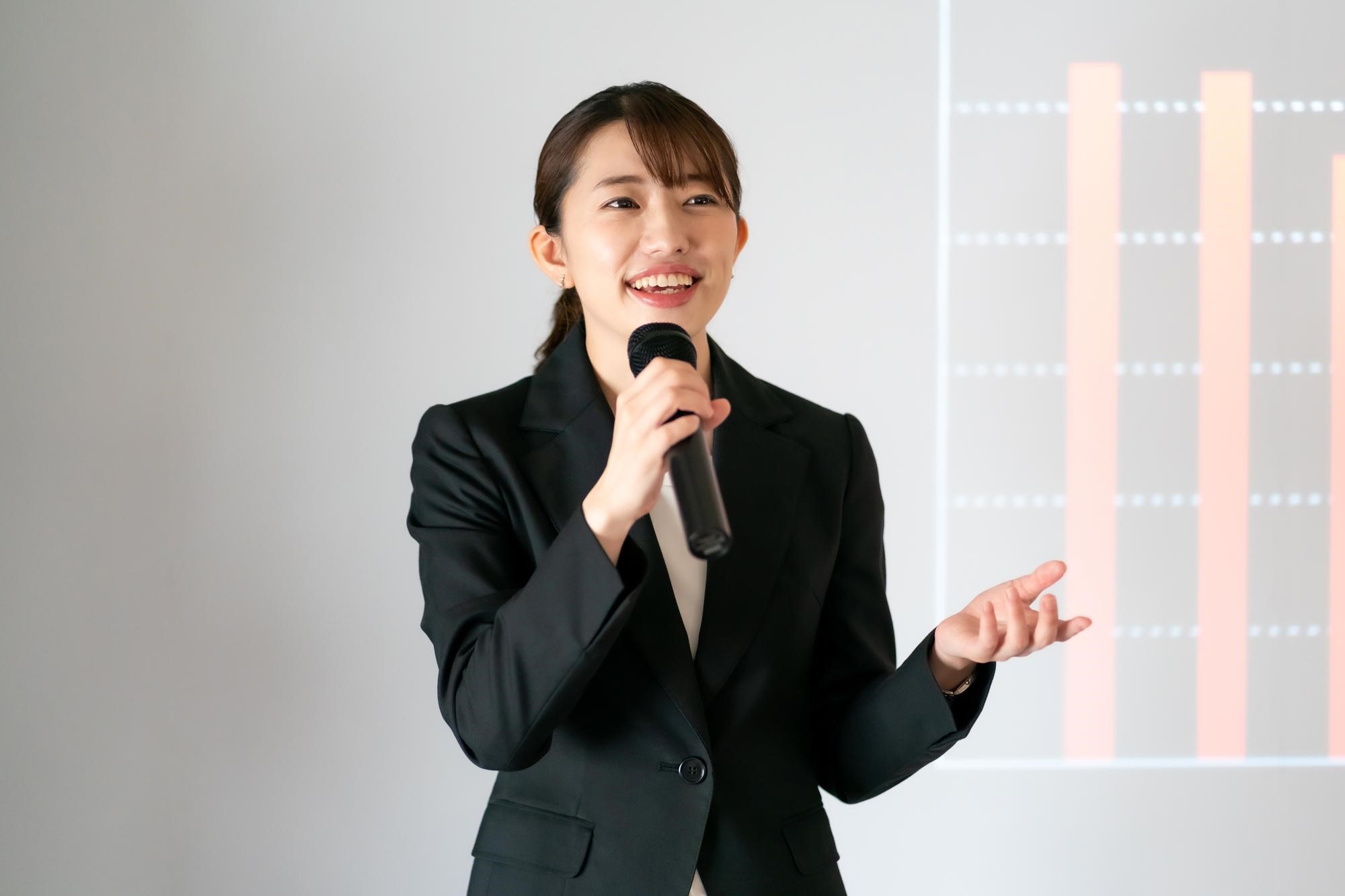 マイクで発言をする女性