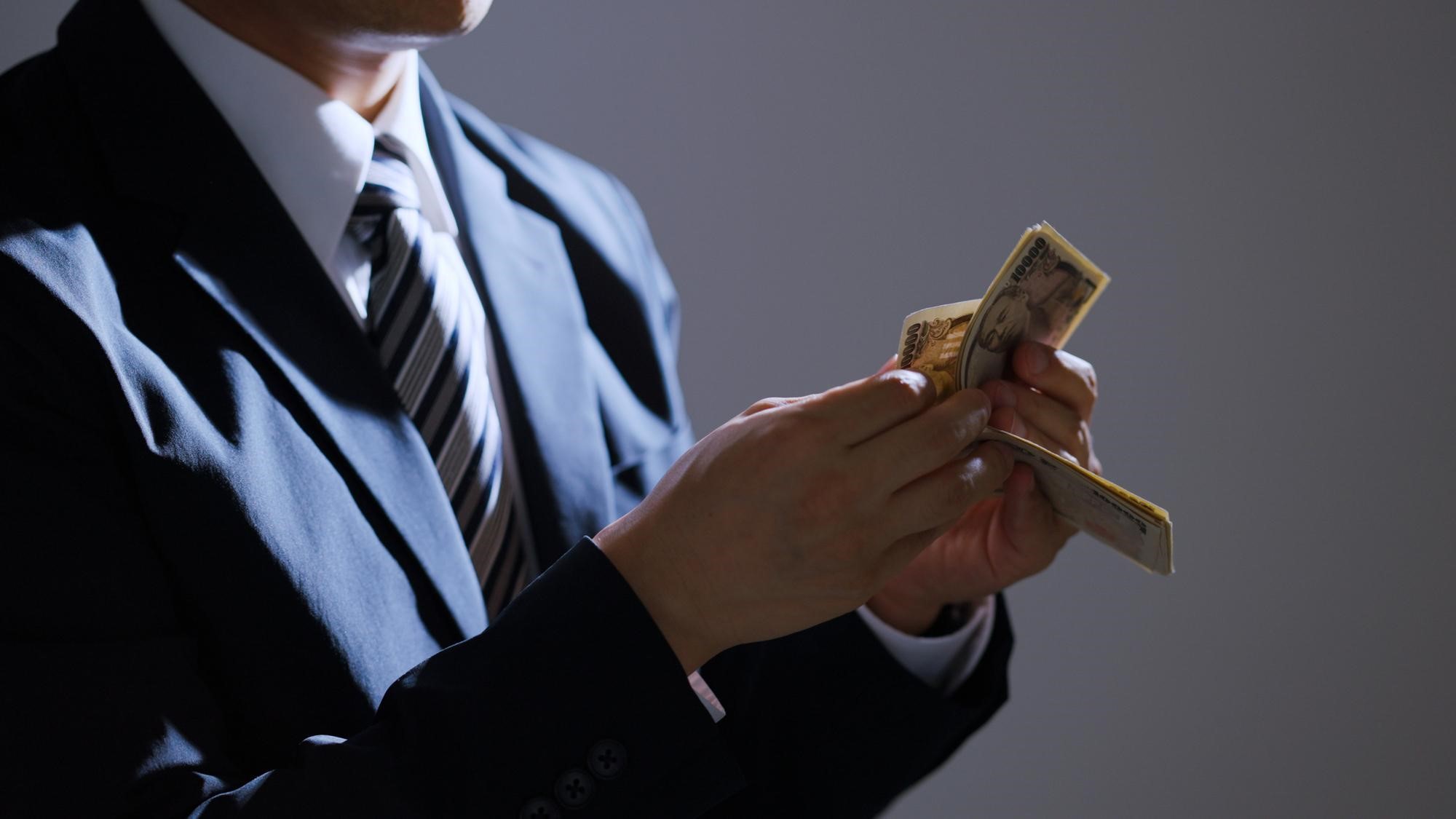 現金を数える男性