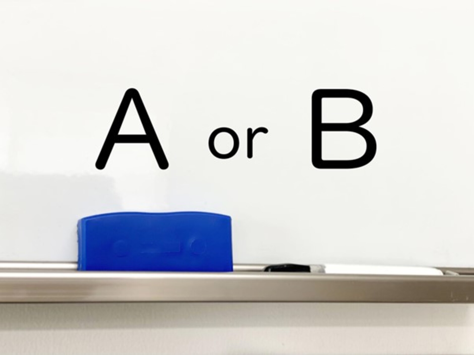 A or Bと書かれたホワイトボード