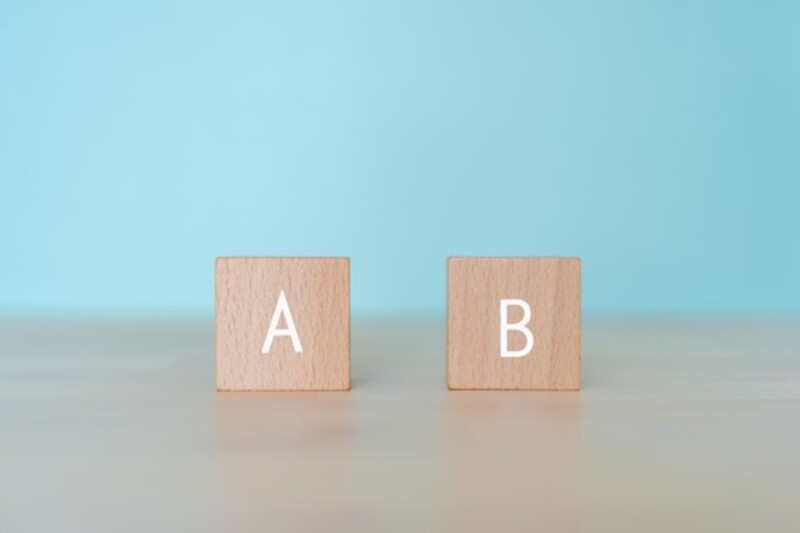 A　B　と書かれた木のブロック