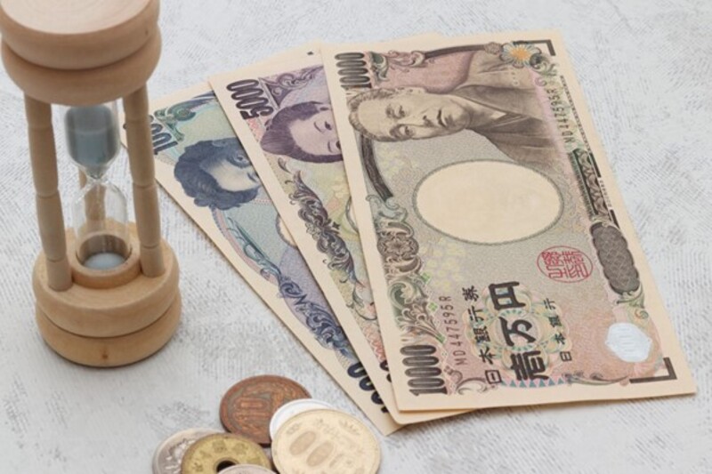 砂時計と日本の紙幣と貨幣