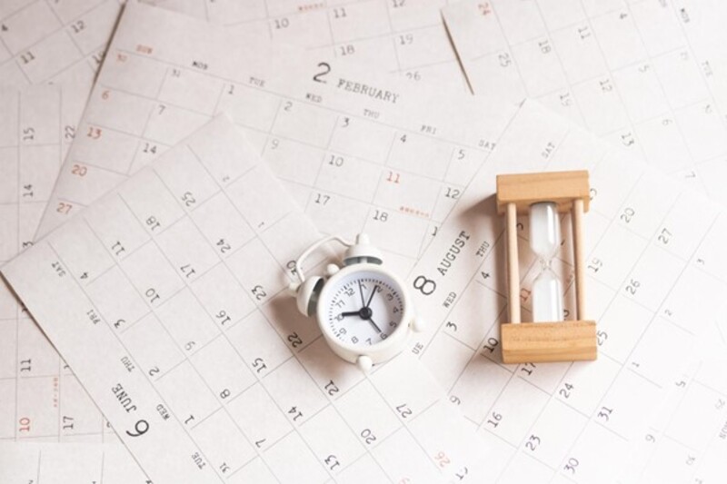 カレンダーと目覚まし時計と砂時計
