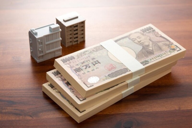 現金とビルの模型