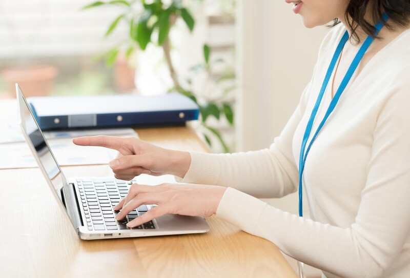 パソコンのキーボードをたたいている女性