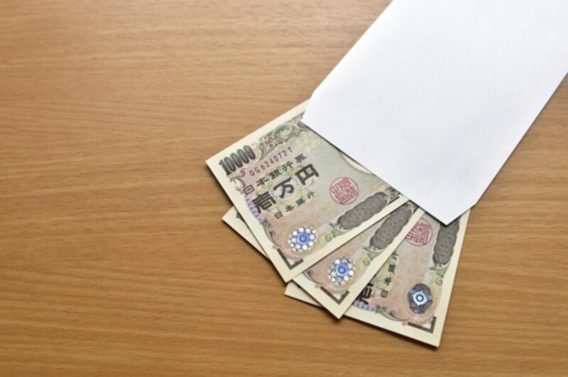 封筒から飛び出す1万円札3枚