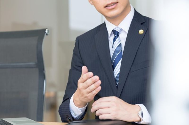 説明をする弁護士の男性