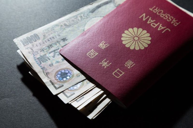 パスポートに挟まれた一万円札