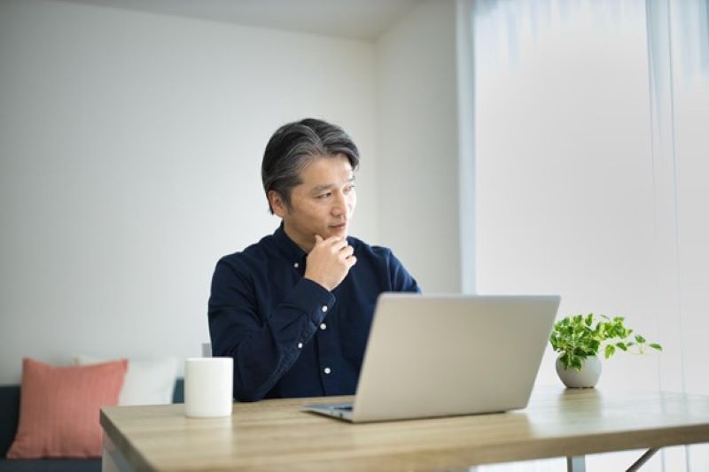 パソコンで作業する男性