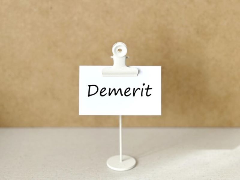 スタンドに立てられた「Demerit」の用紙