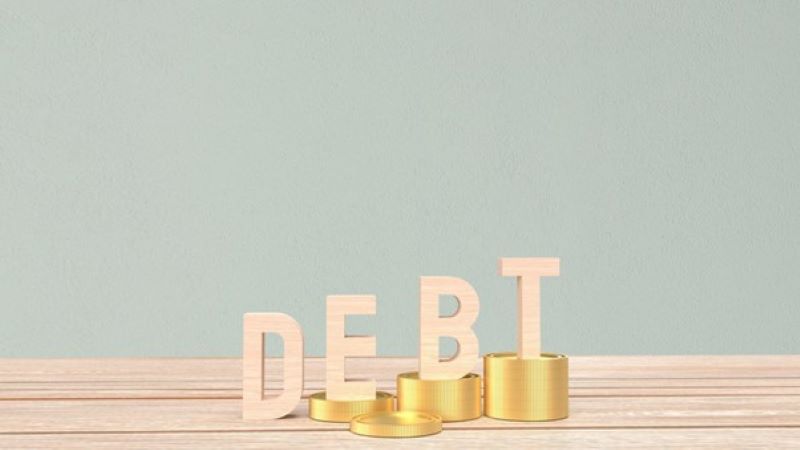 「DEBT」の木製文字