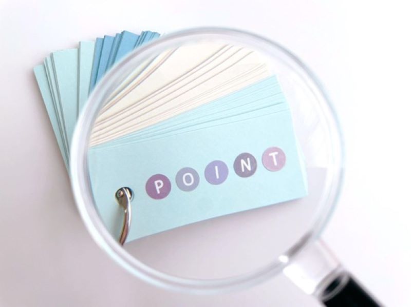 「POINT」と書かれた単語帳を覗き込む虫眼鏡