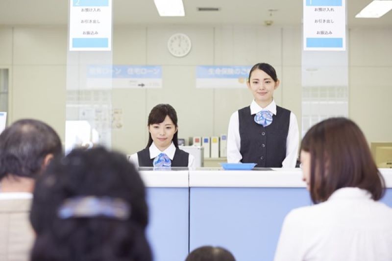 銀行窓口の2人の女性