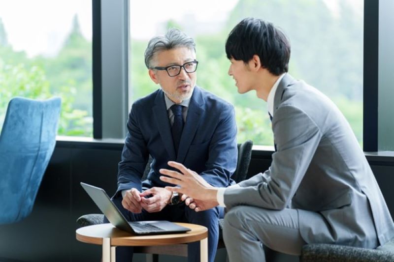 話をする2人の男性