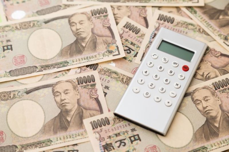 大量の１万円札と電卓