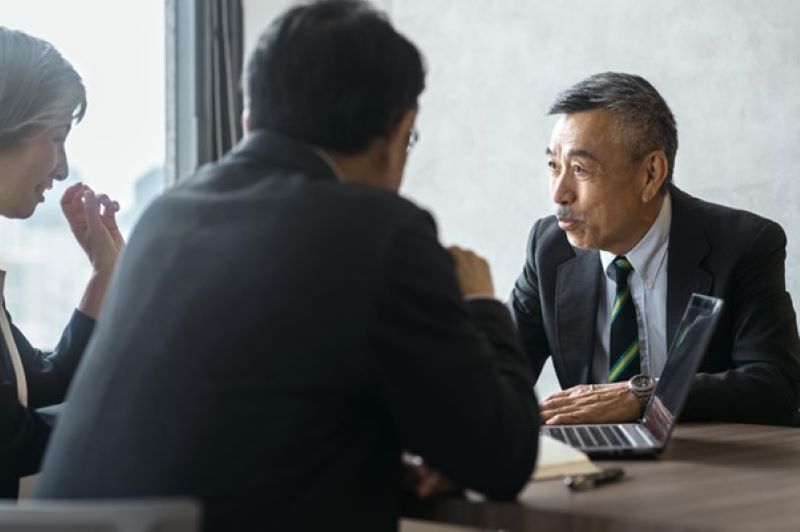 話をする3人の男女