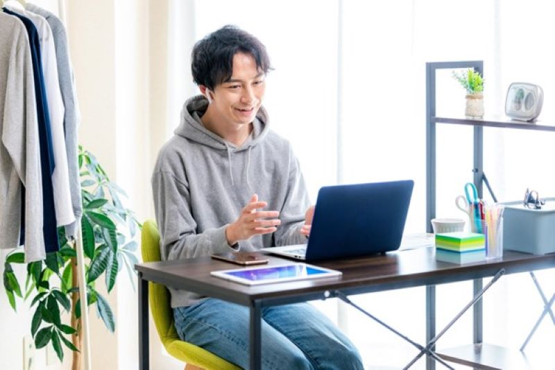 リモートで話をする男性