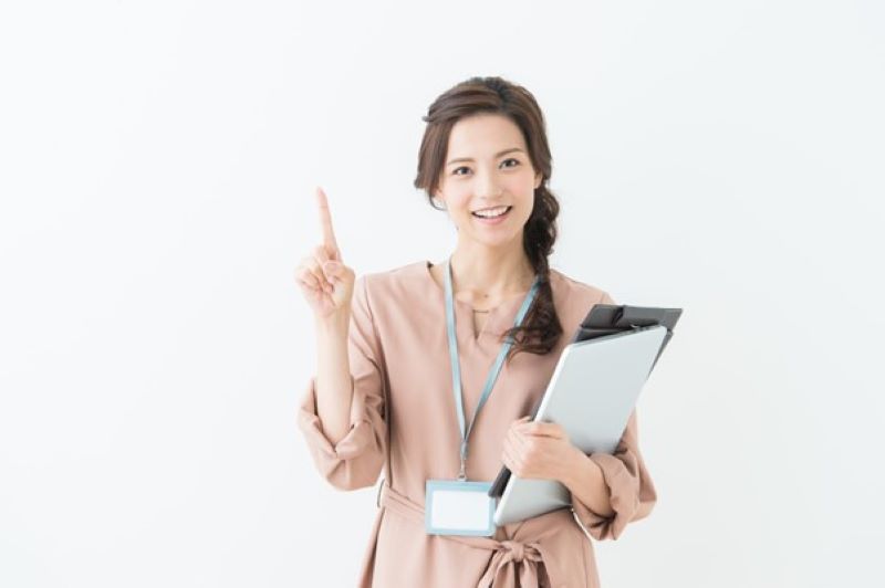 ナンバーワンポーズをする女性
