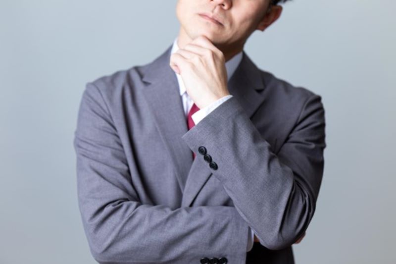 頭を傾げる男性
