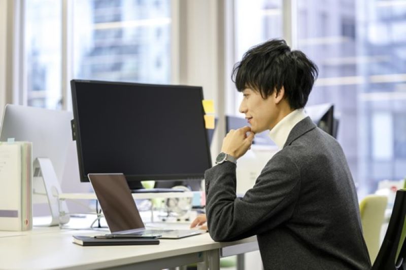 パソコンで作業する男性