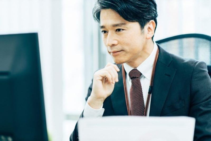 パソコン画面を見ている男性