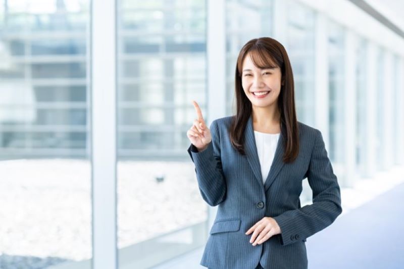 ナンバーワンポーズをする女性