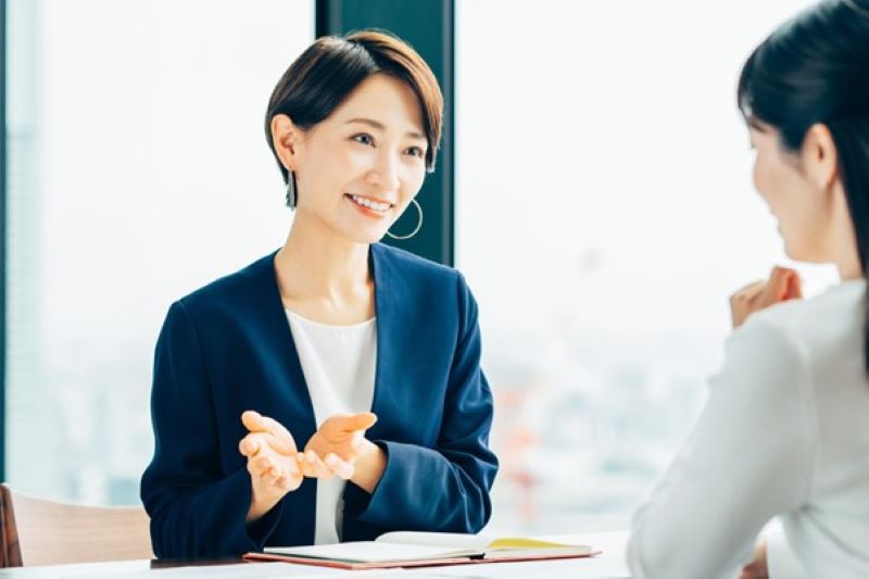 手ぶりで説明する女性