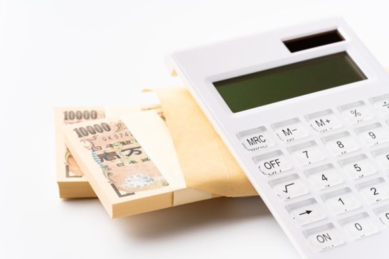 一万円札束と電卓
