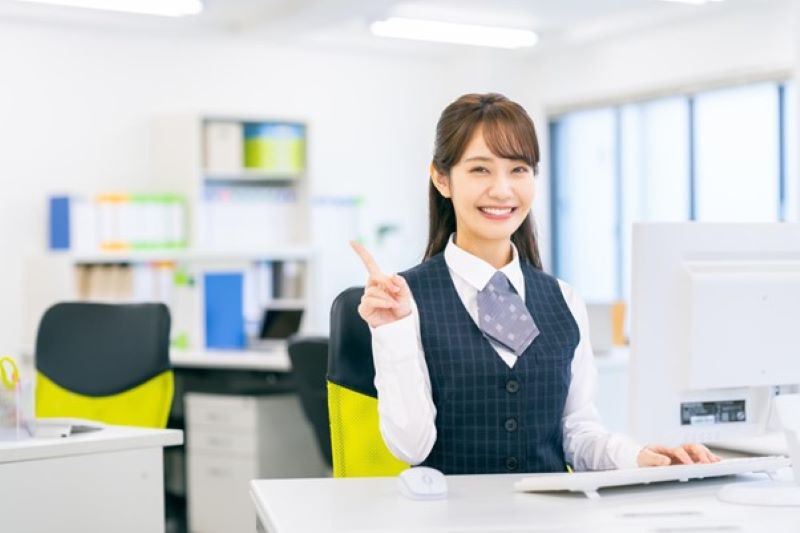 オフィスでナンバーワンポーズをする女性