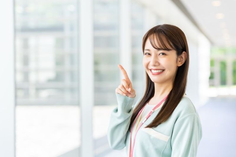 ナンバーワンポーズをする女性