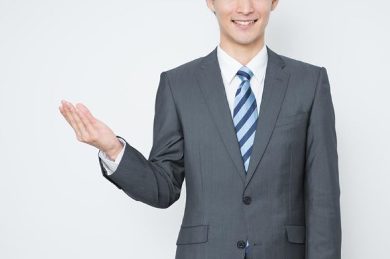 どうぞポーズをする男性