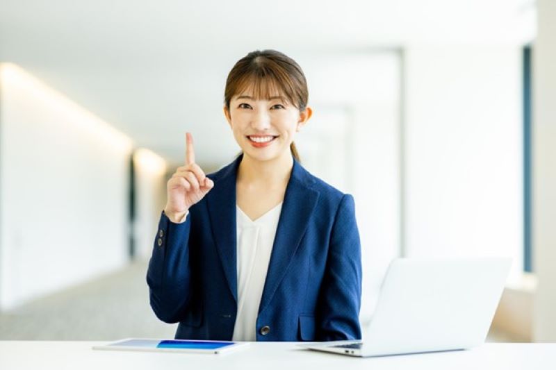 ナンバーワンポーズをする女性