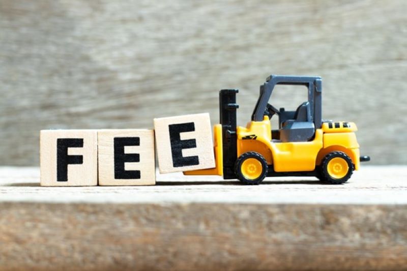 「FEE」と描かれたブロック