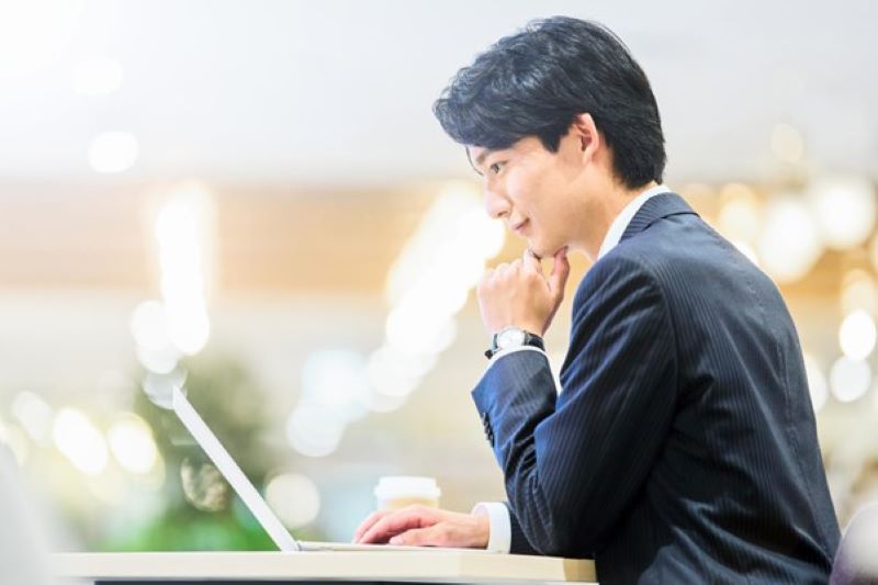 パソコンで作業する男性