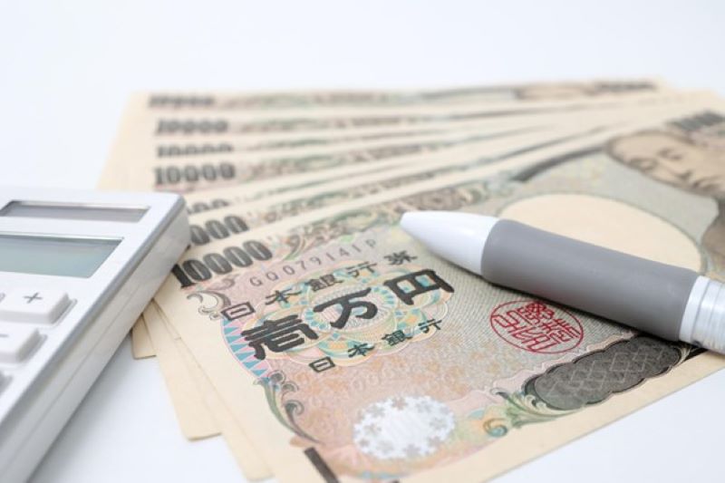一万円札と電卓とペン