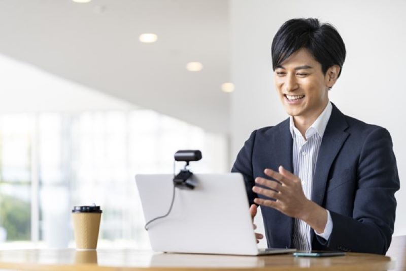 リモートミーティングをする男性