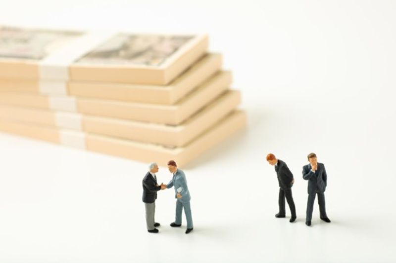一万円札束と4人の男性の模型
