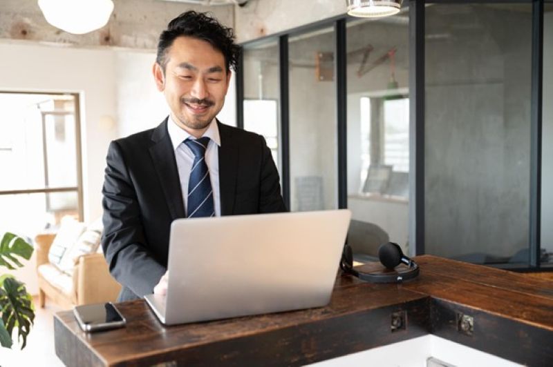 パソコンで作業する男性
