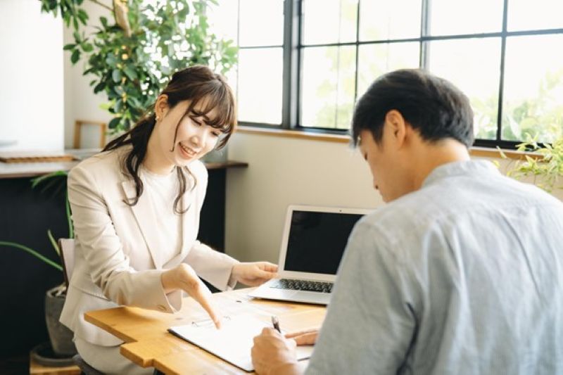 書類にサインをする男性