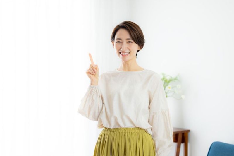 ナンバーワンポーズをする女性