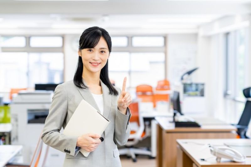 オフィスでナンバーワンポーズをする女性