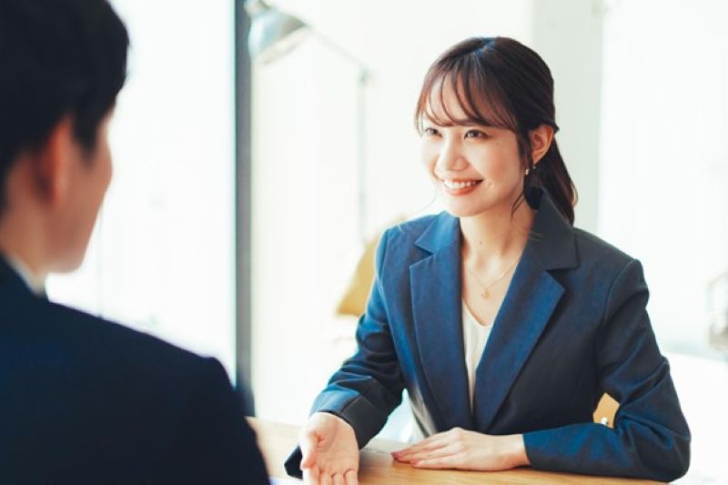 笑顔で説明をする女性